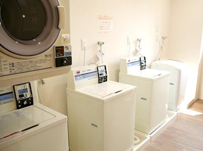 ランドリースペースには複数の洗濯機と乾燥機が設置されている。