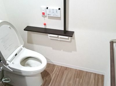 トイレには手すりが付き、広々としている。呼び出しボタンも設置されている。