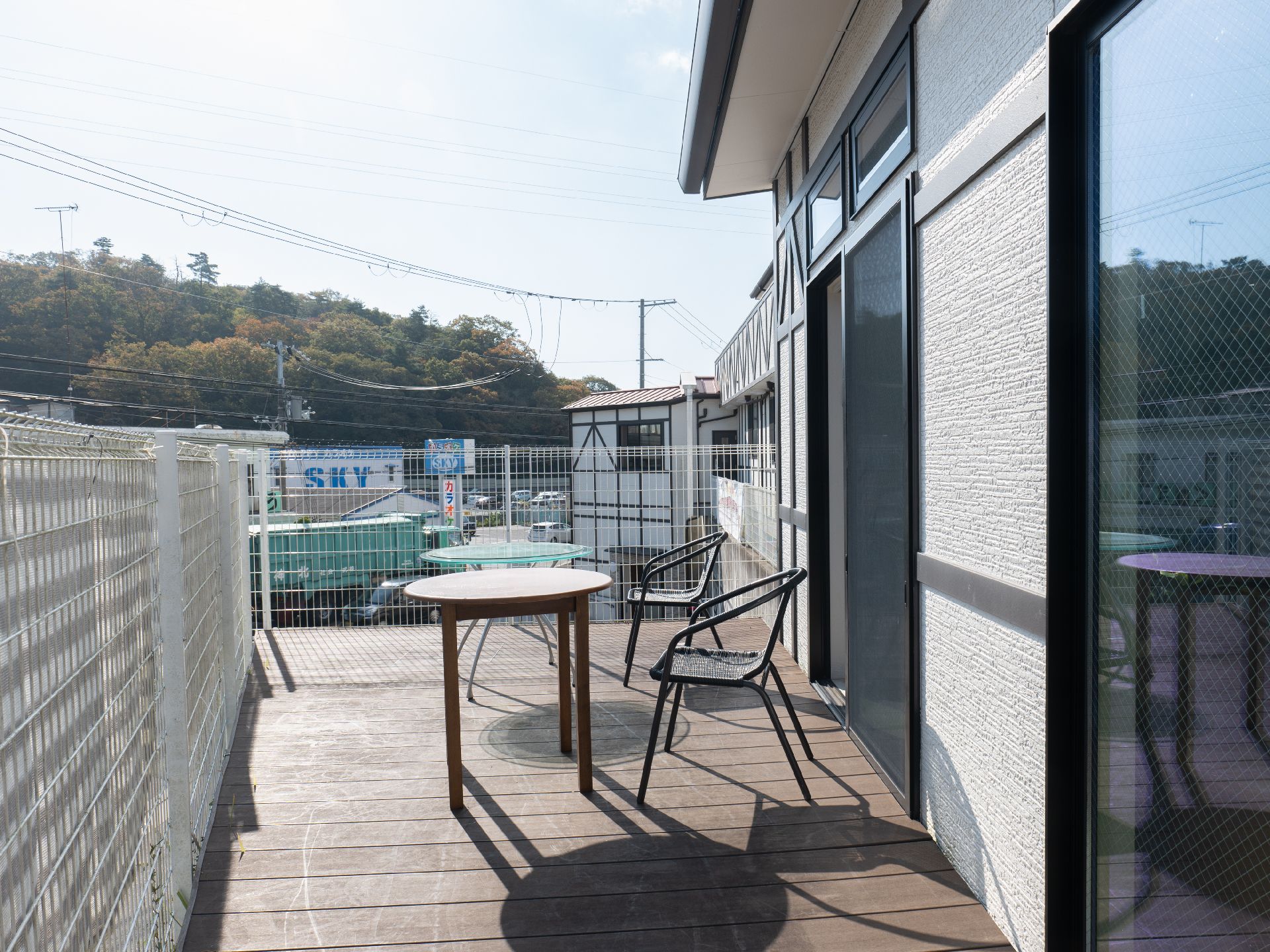 フェンスが設置され、閑静な住宅街を見下ろせるベランダ