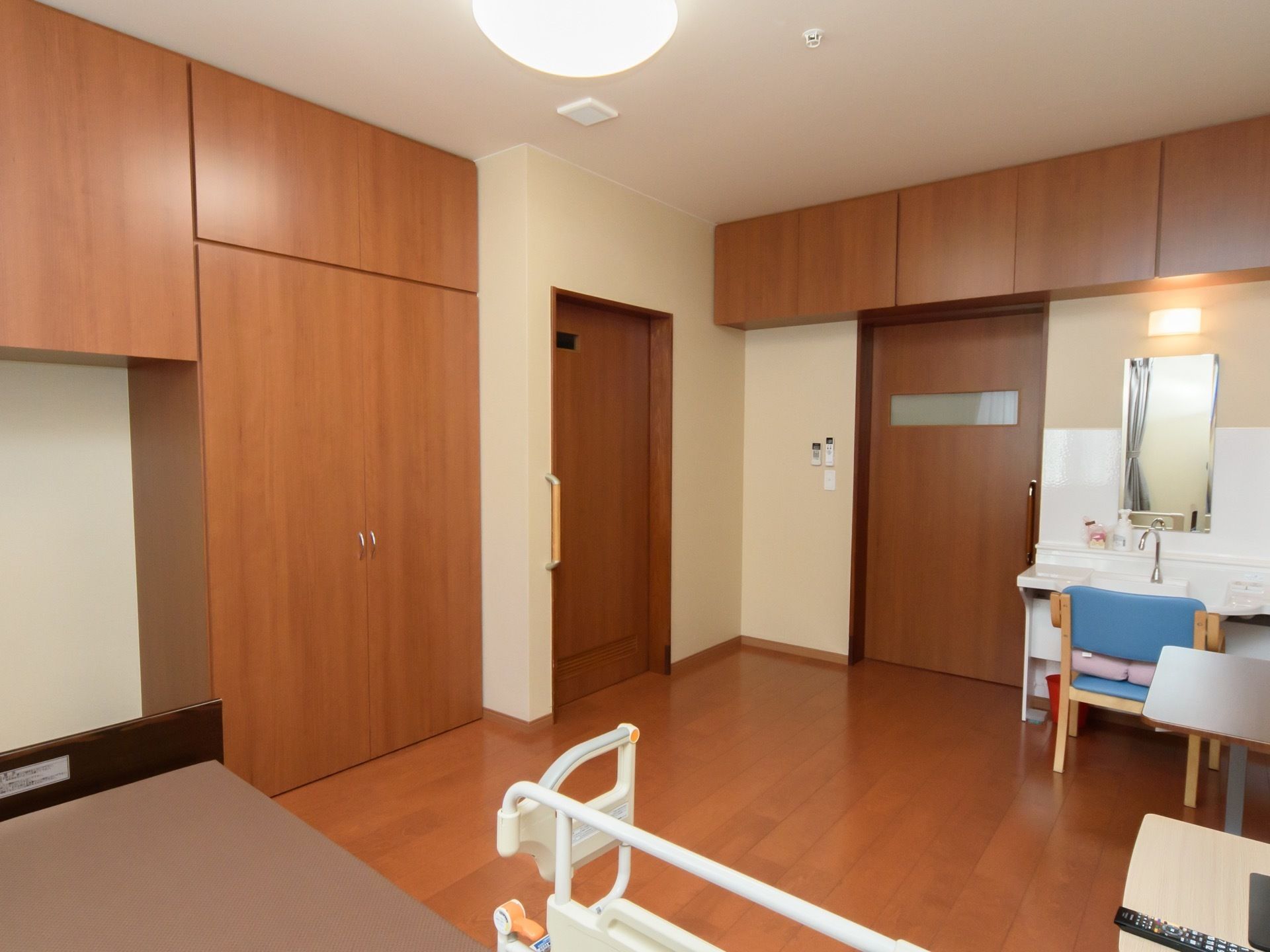 居室は家具を壁に寄せて配置し、より広く部屋を利用できるようになっている。水廻りの設備が充実して、生活がしやすい間取り。