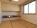 畳敷きの和室が設けられている。部屋の奥には戸棚を多数設置して、部屋をより広く利用できるように造られている。