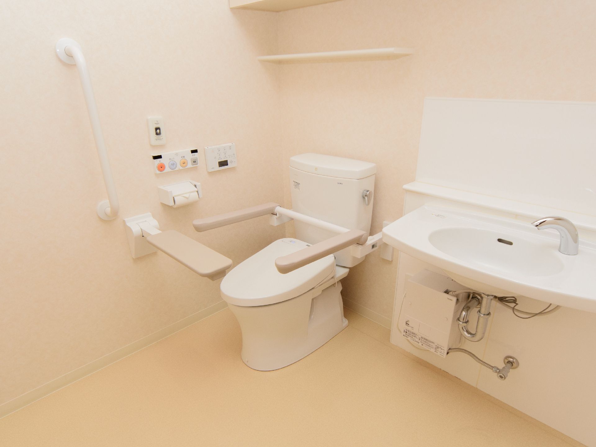 便器の全面や両側に立ち座り時に役立つ手すりが備わっているトイレ