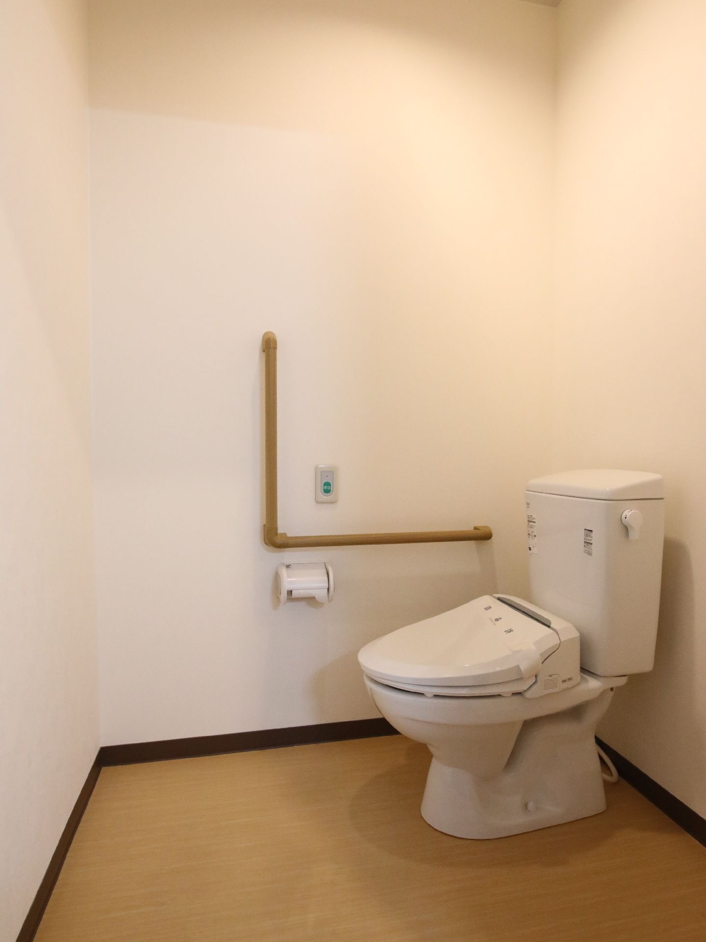 手すりが取り付けられているトイレ