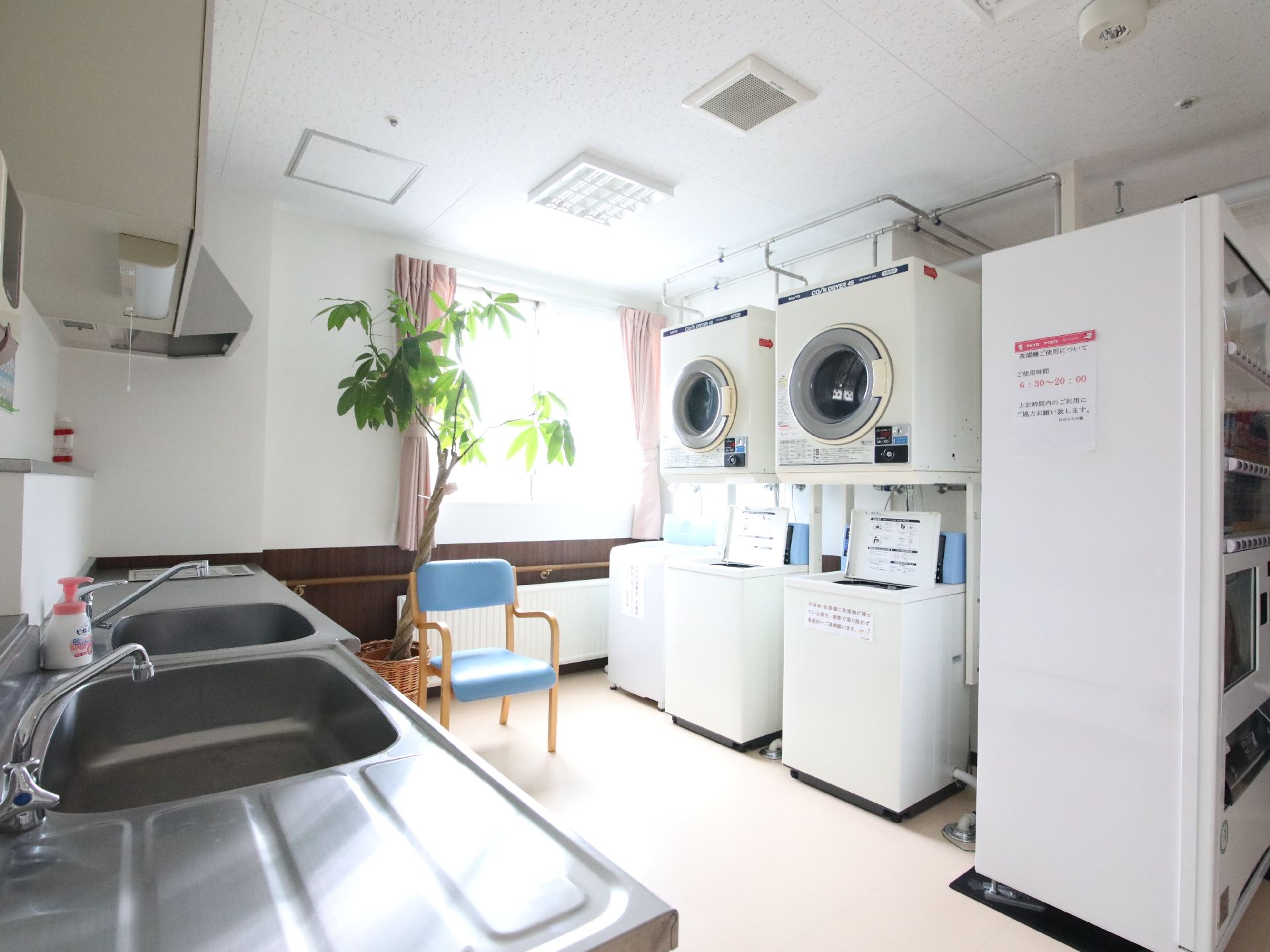 入居者が利用できる洗濯機、乾燥機が設置されているランドリースペース