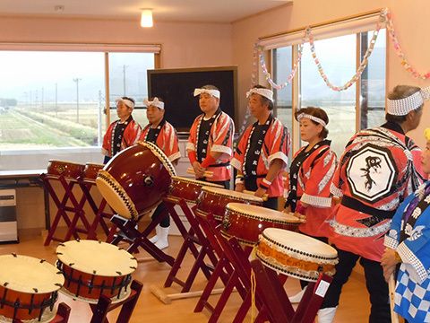 イベント時にたいこをたたいている施設内で行われているイベントの様子