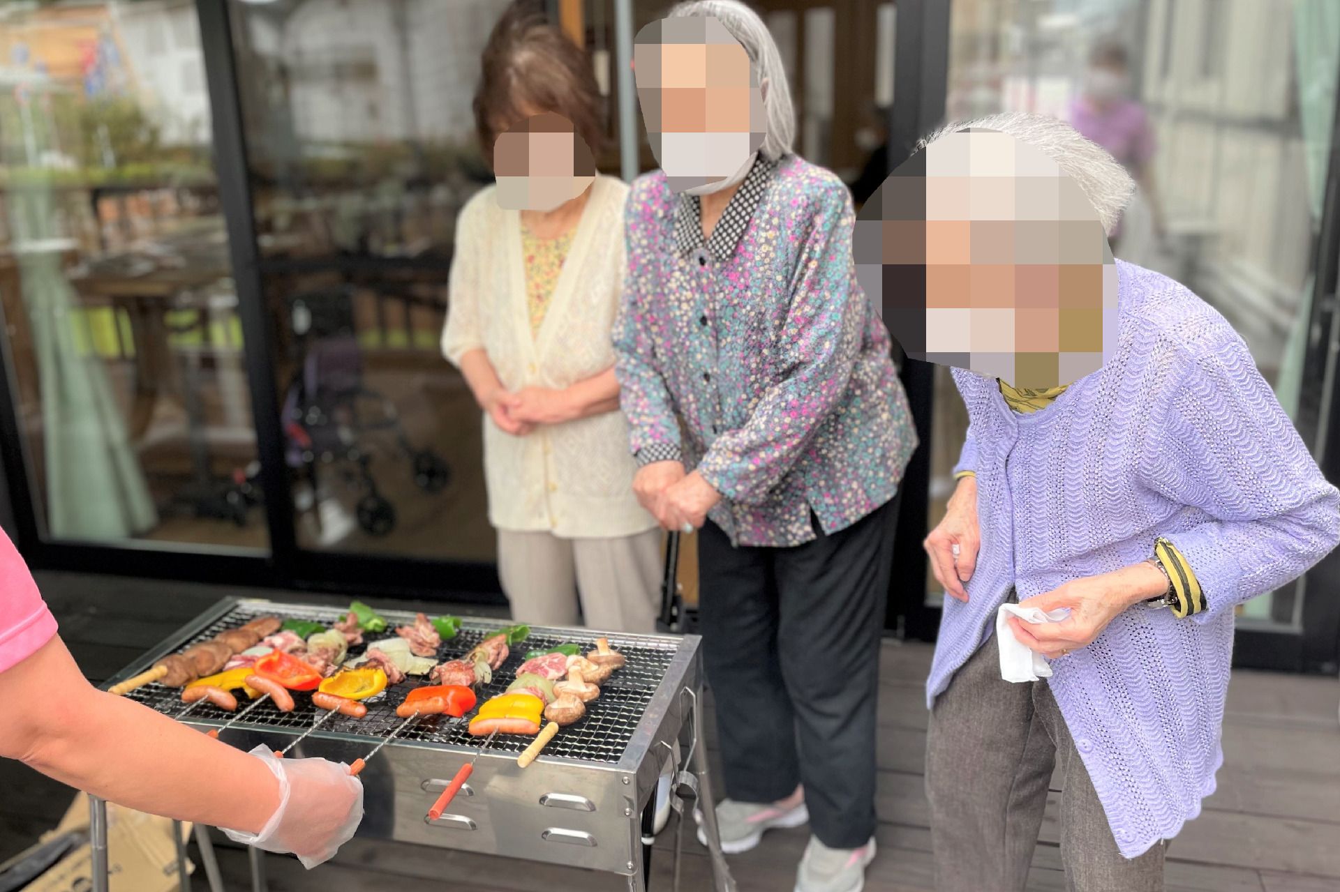 屋外でバーベキューを楽しむ人々