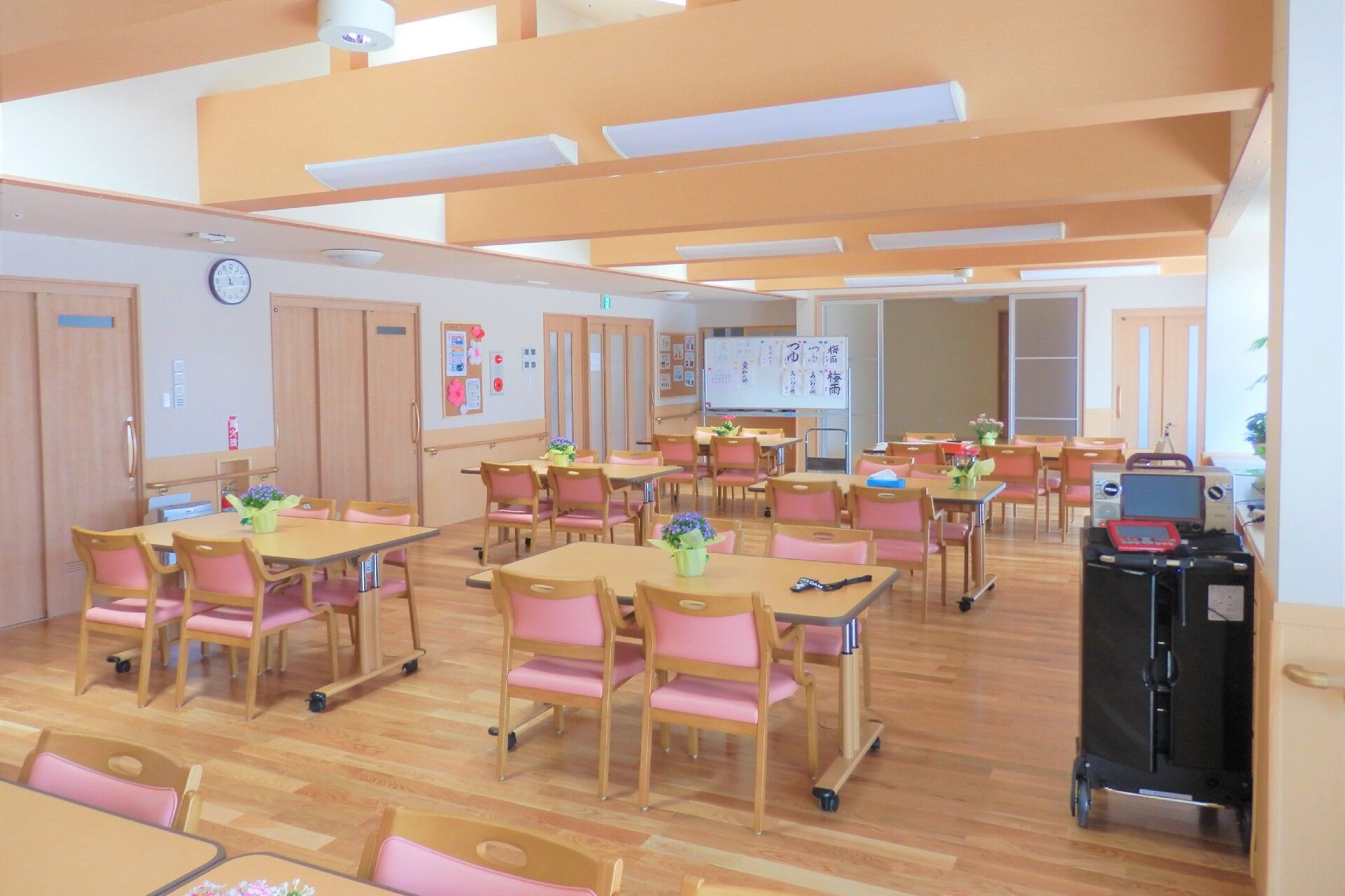 両側に手すりが取り付けてある廊下の様子。まっすぐに続く廊下の写真