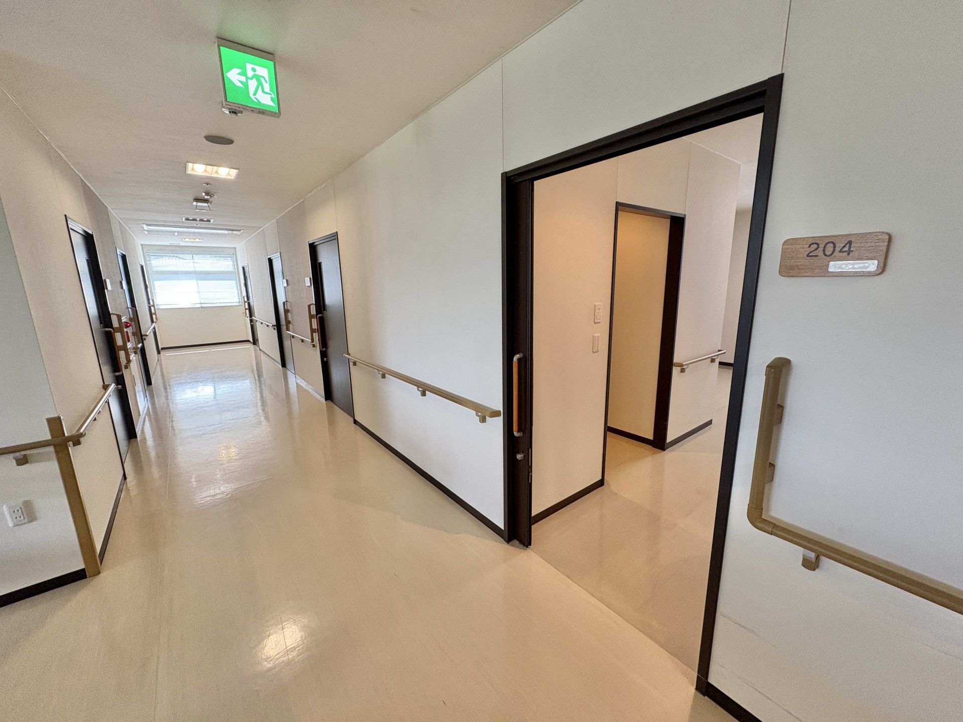 手すり付きの廊下