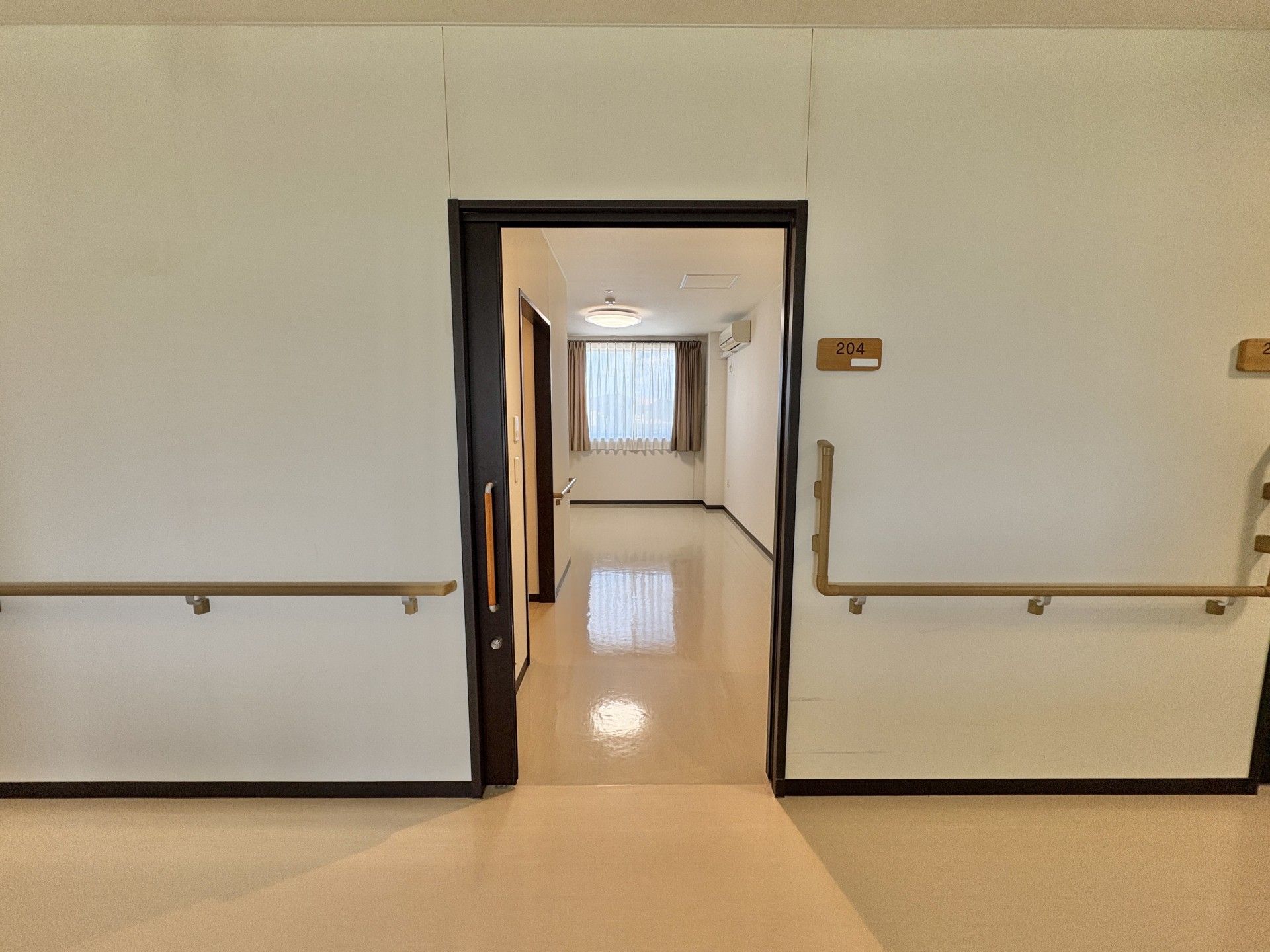 車椅子からの移乗介助をする女性ヘルパー