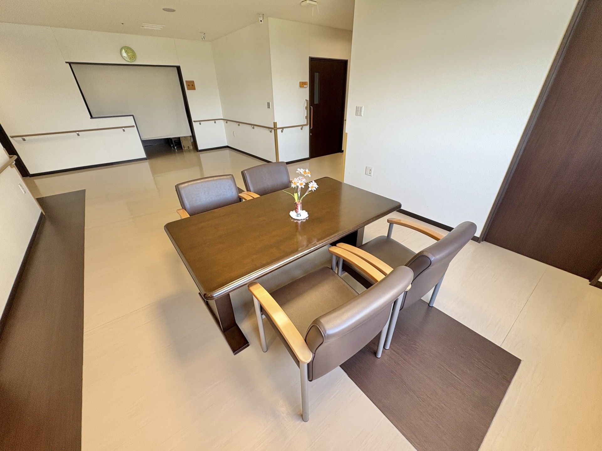 前を指差す高齢女性と付き添いの女性ヘルパー