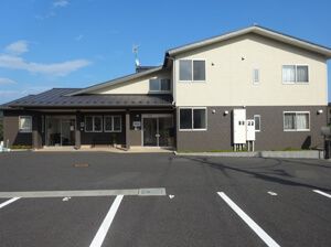 明るい外観の施設入口