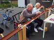 屋外で楽しむ高齢者たち