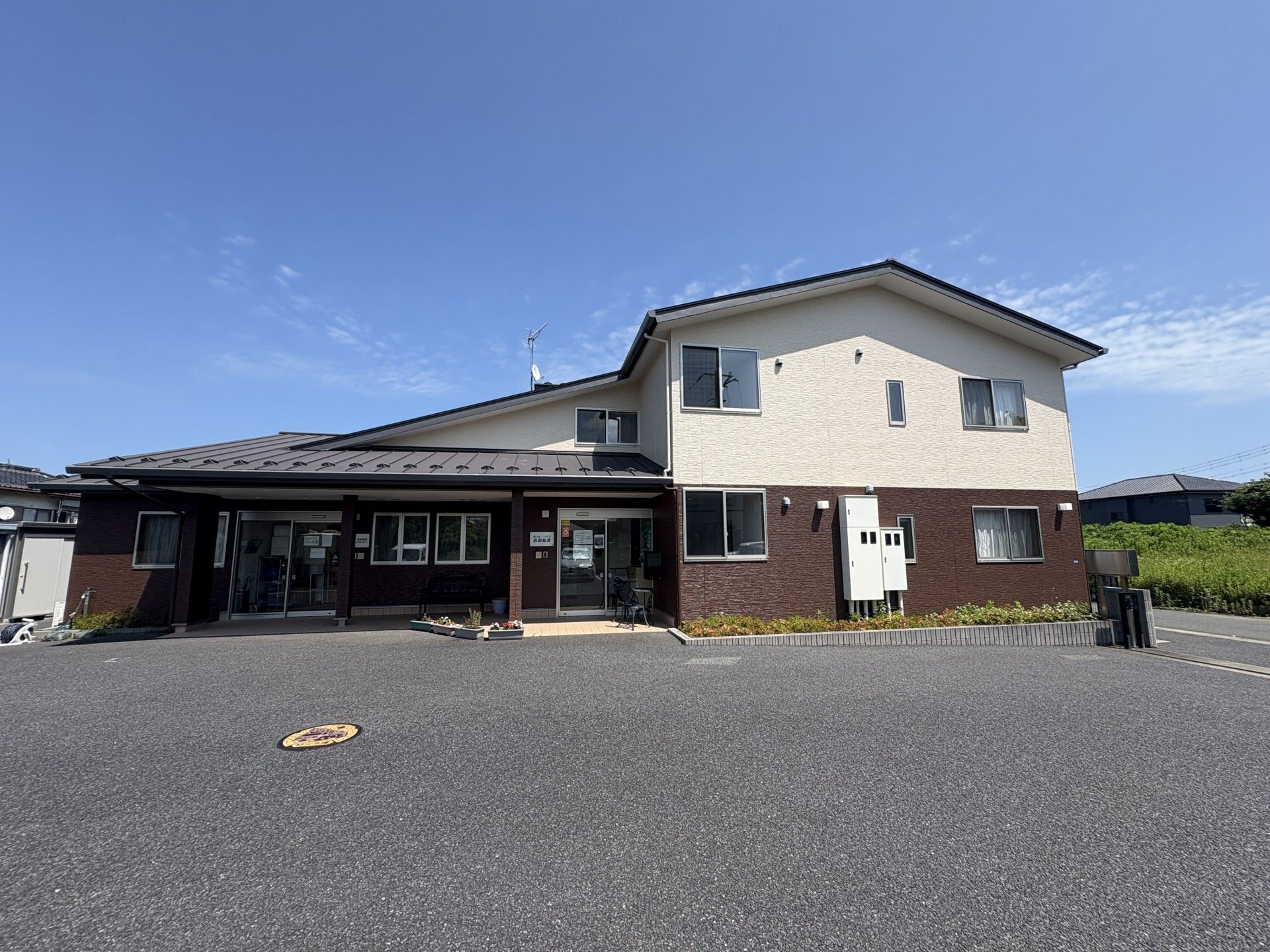 広い駐車場のある建物