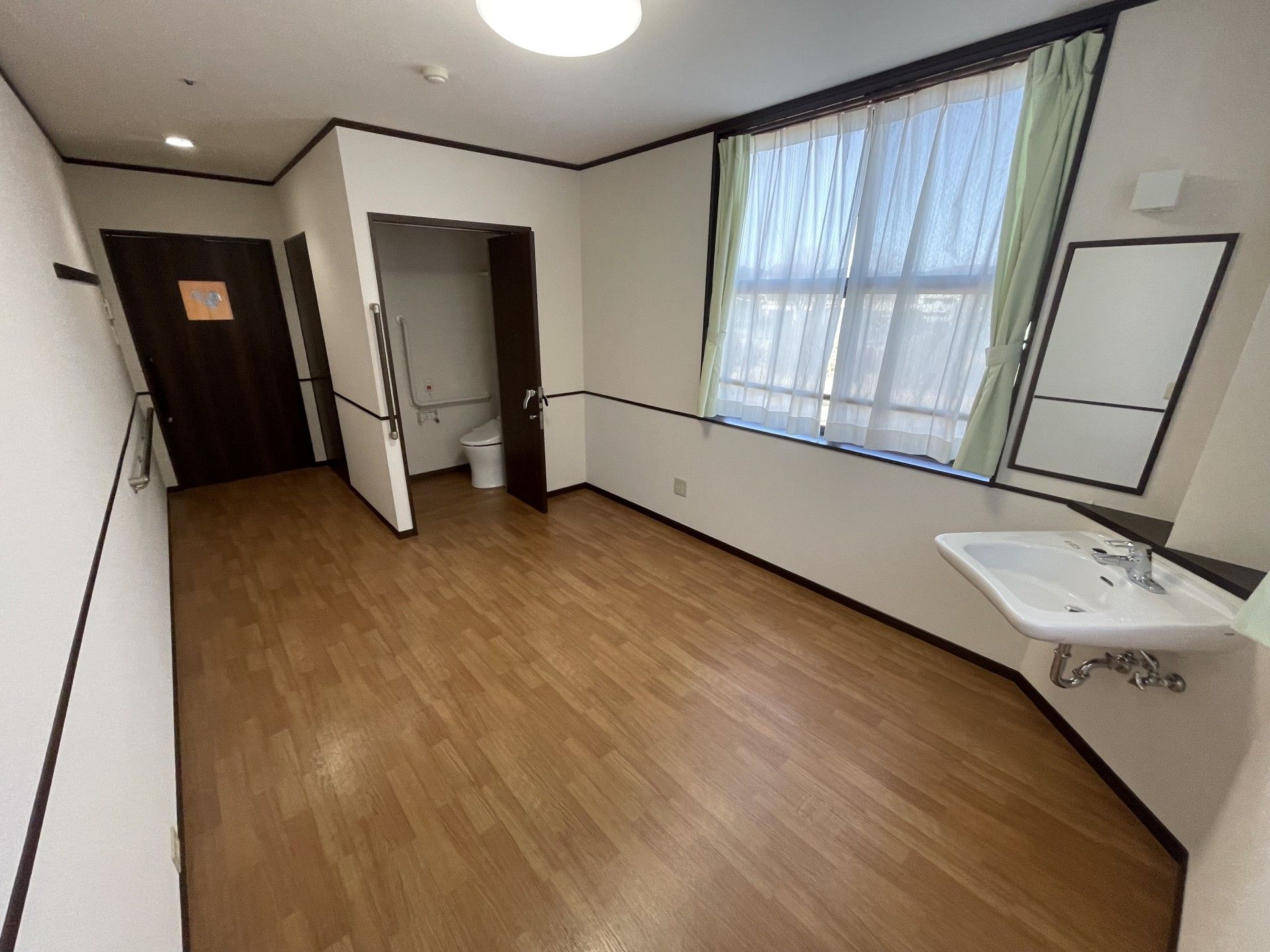 広い窓のある居室