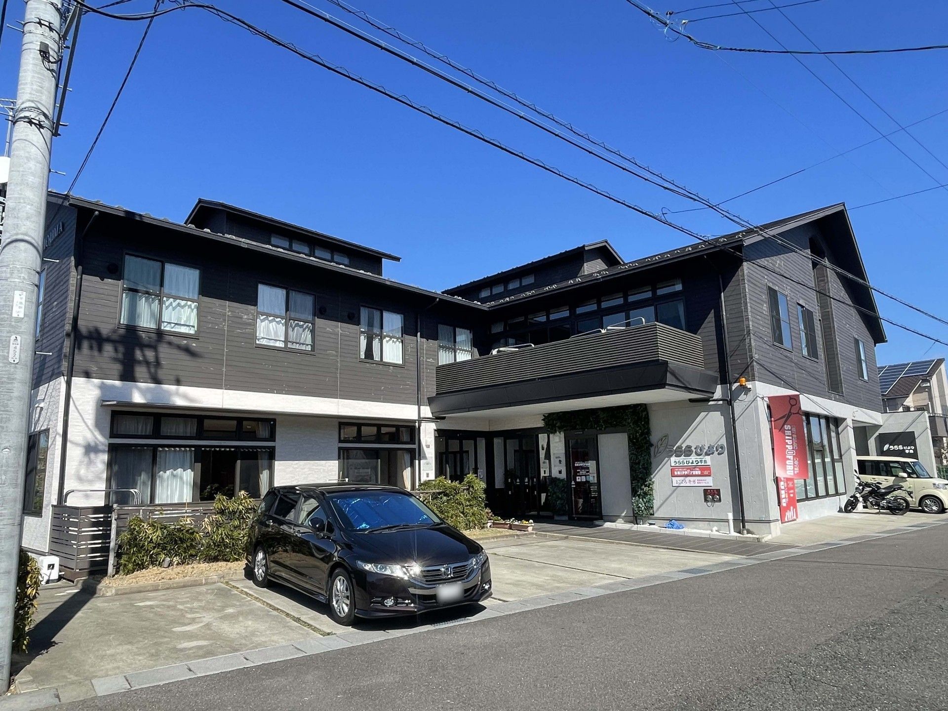 落ち着いた外観の建物
