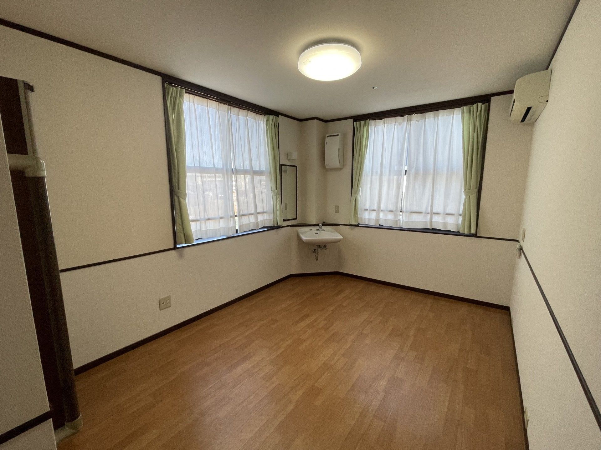 窓のある明るい部屋