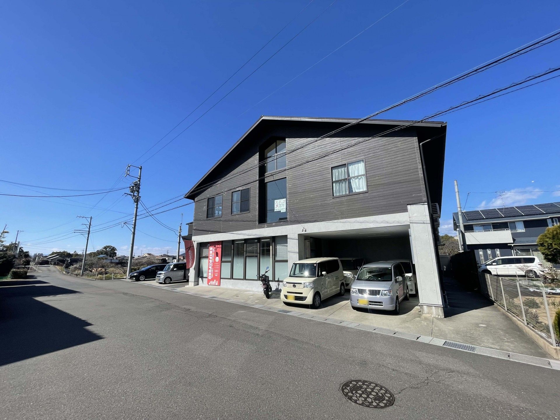 駐車場のある建物外観