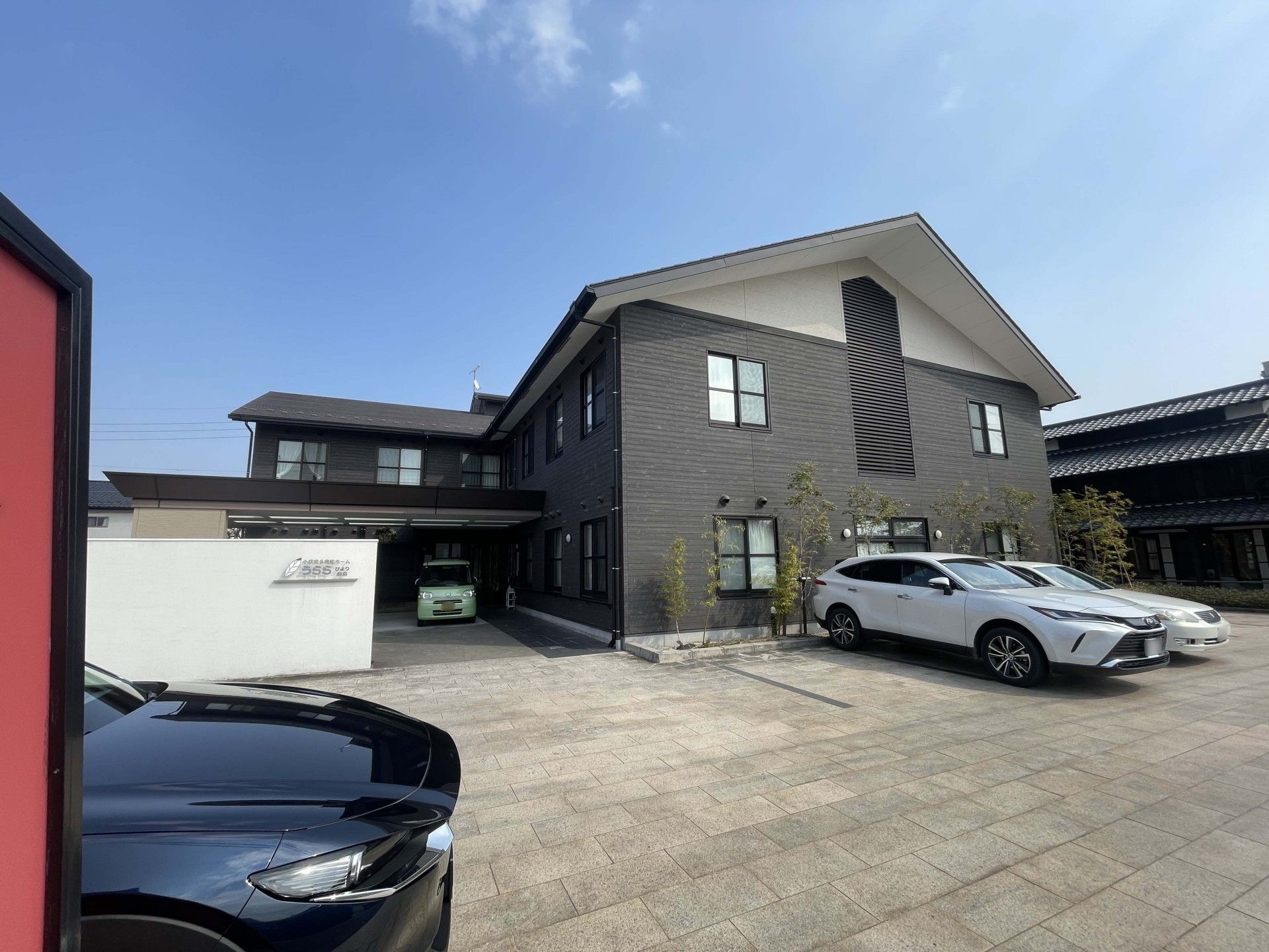 広い駐車場の建物外観