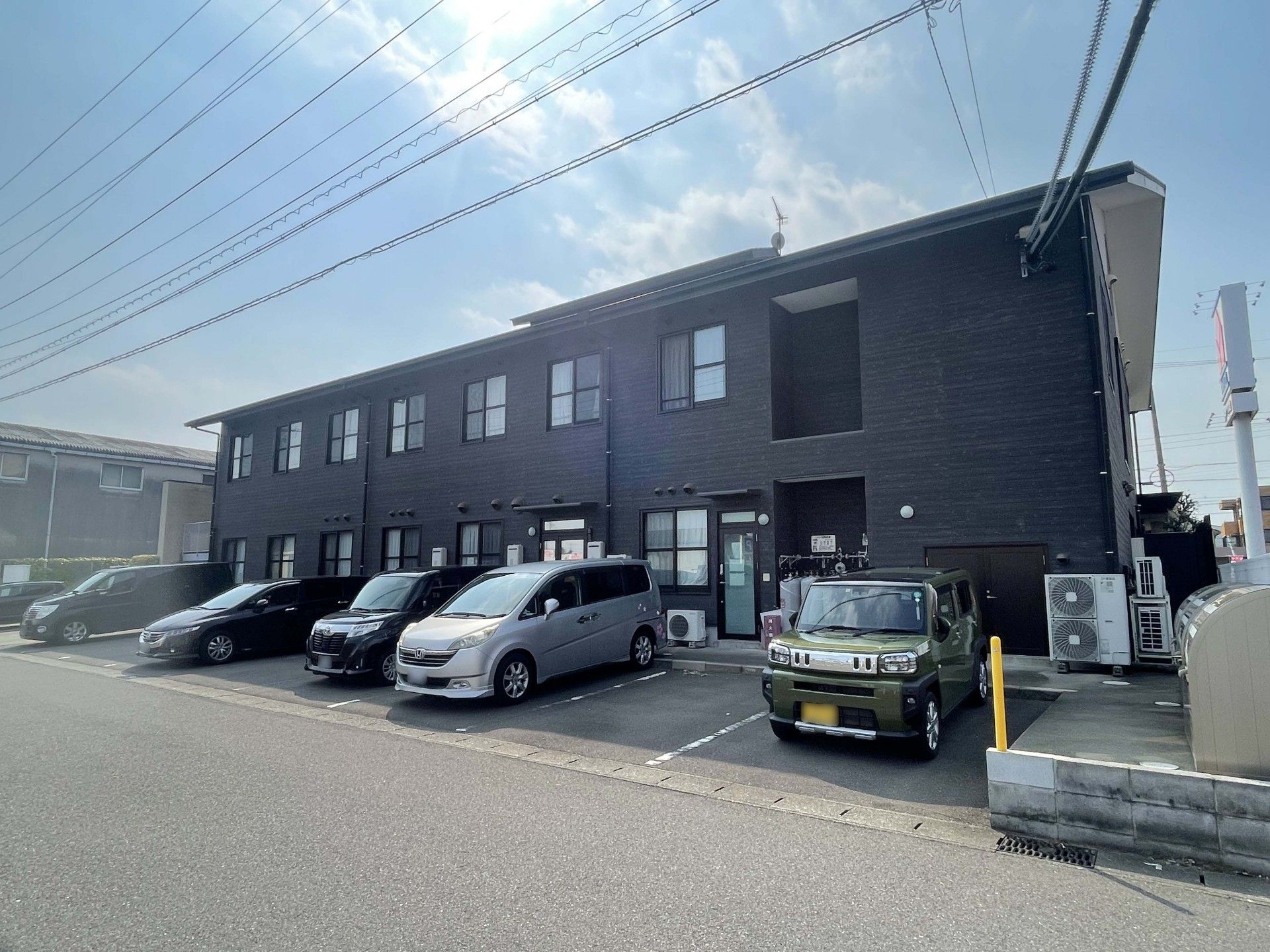 駐車場のある建物外観