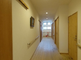 明るく清潔な介護施設の廊下