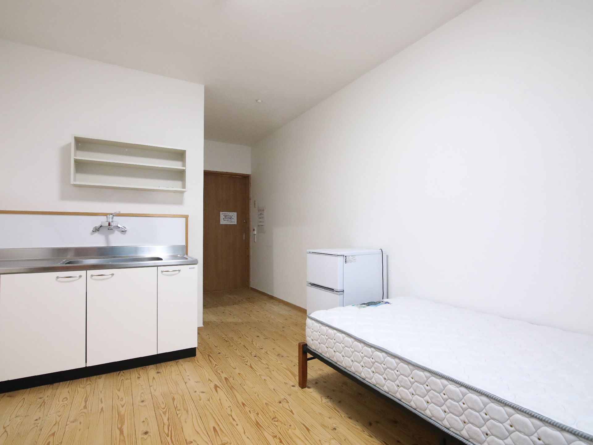 ベッドや冷蔵庫が置かれている居室