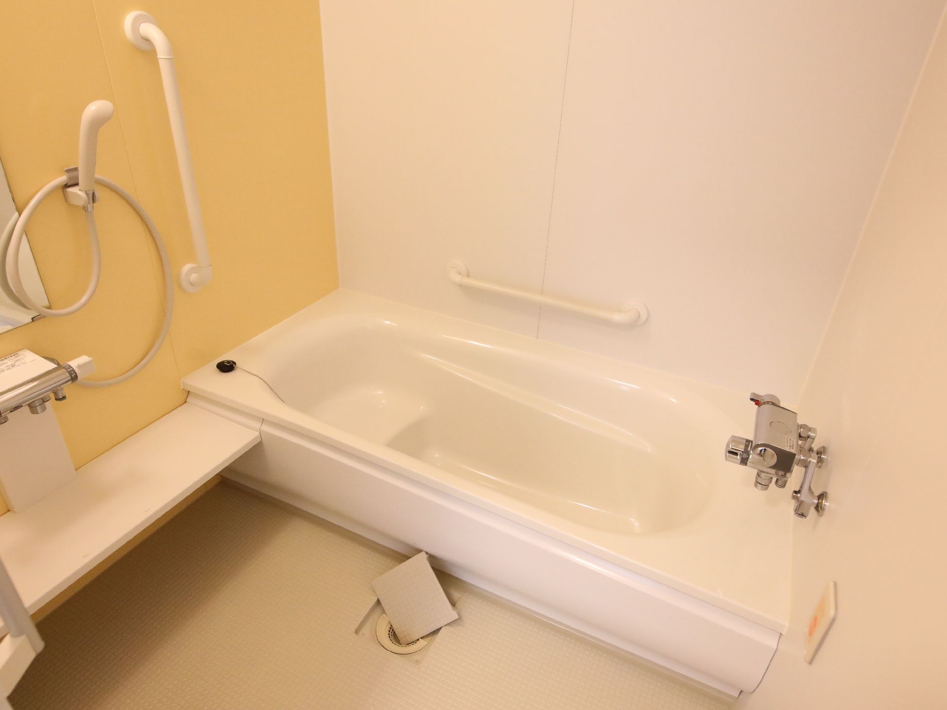 上から覗くように撮られた浴室