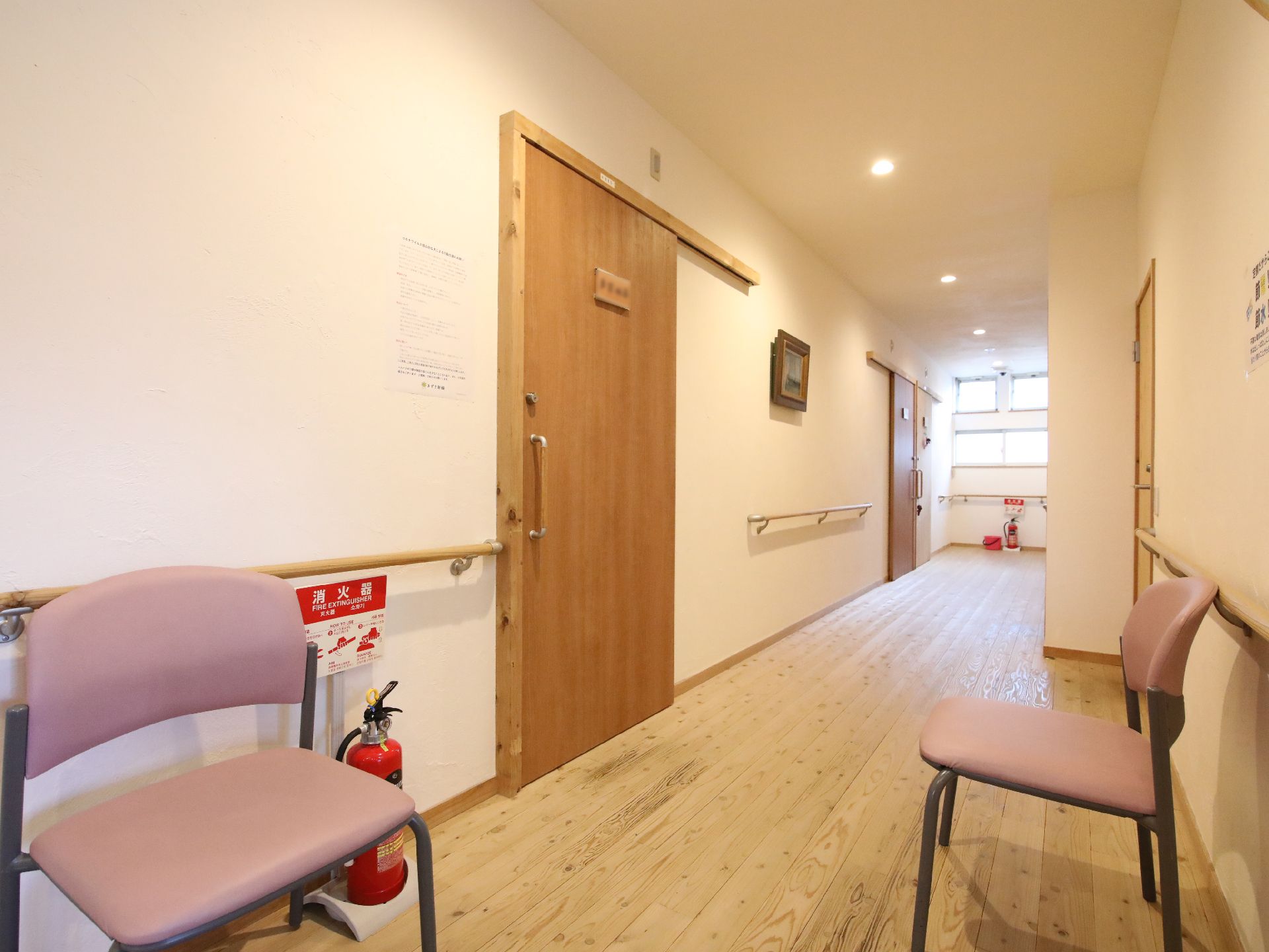 椅子と消火栓が置かれている廊下