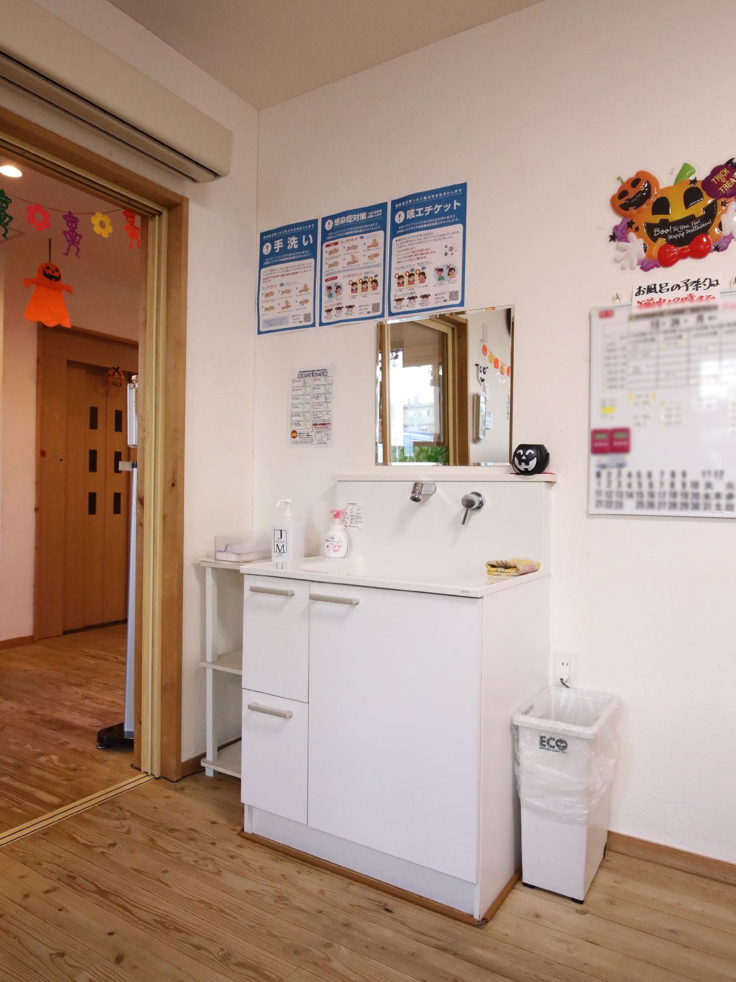 洗面台の前に鏡がついている洗面台