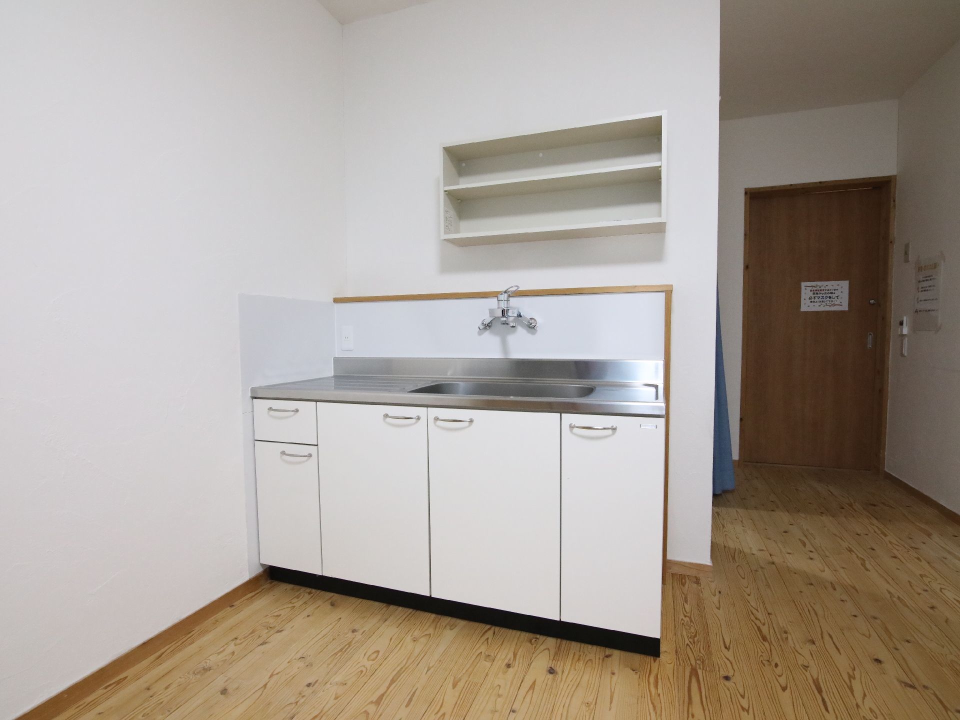 大きな棚と収納スペースがあるキッチンがついている居室