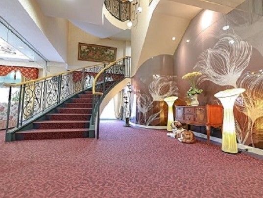 黒いドレスに身を包んだ女性が3名、ハープやバイオリン、チェロなどを弾いている。ロビーは天井が広く、上のフロアかららせん状に階段が設置されている。