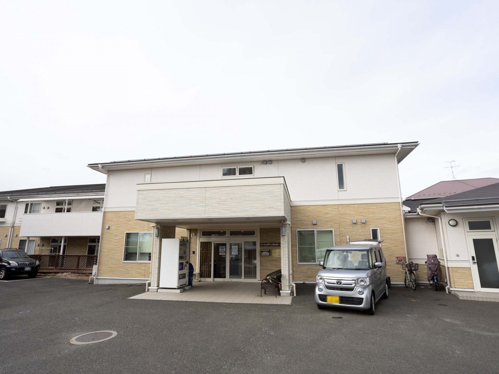 介護スタッフと車椅子のご入居者様