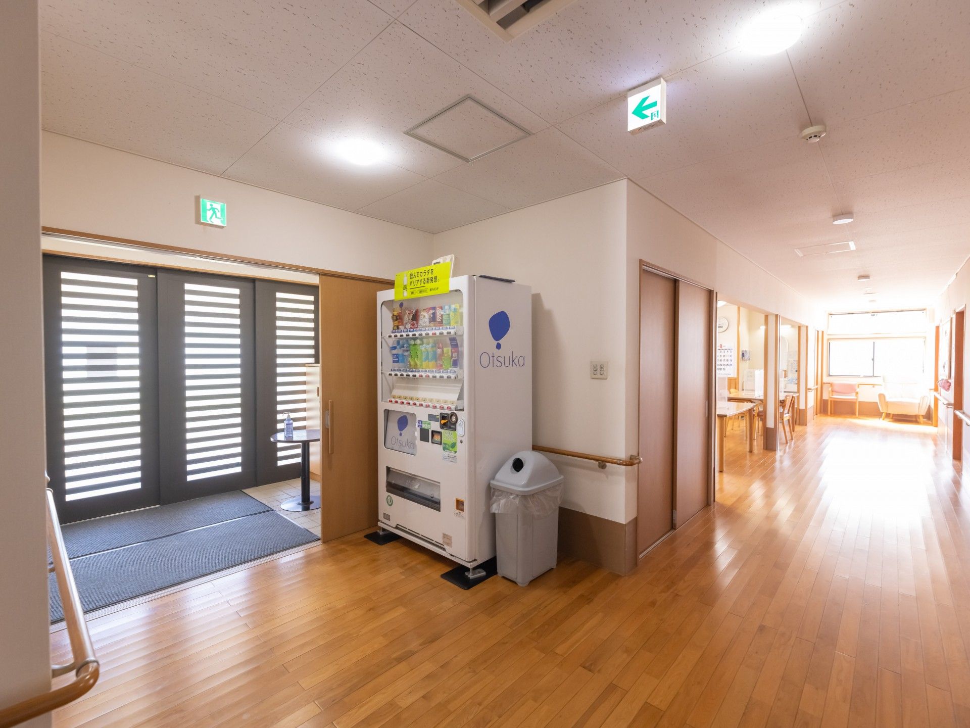 広い出入り口と廊下
