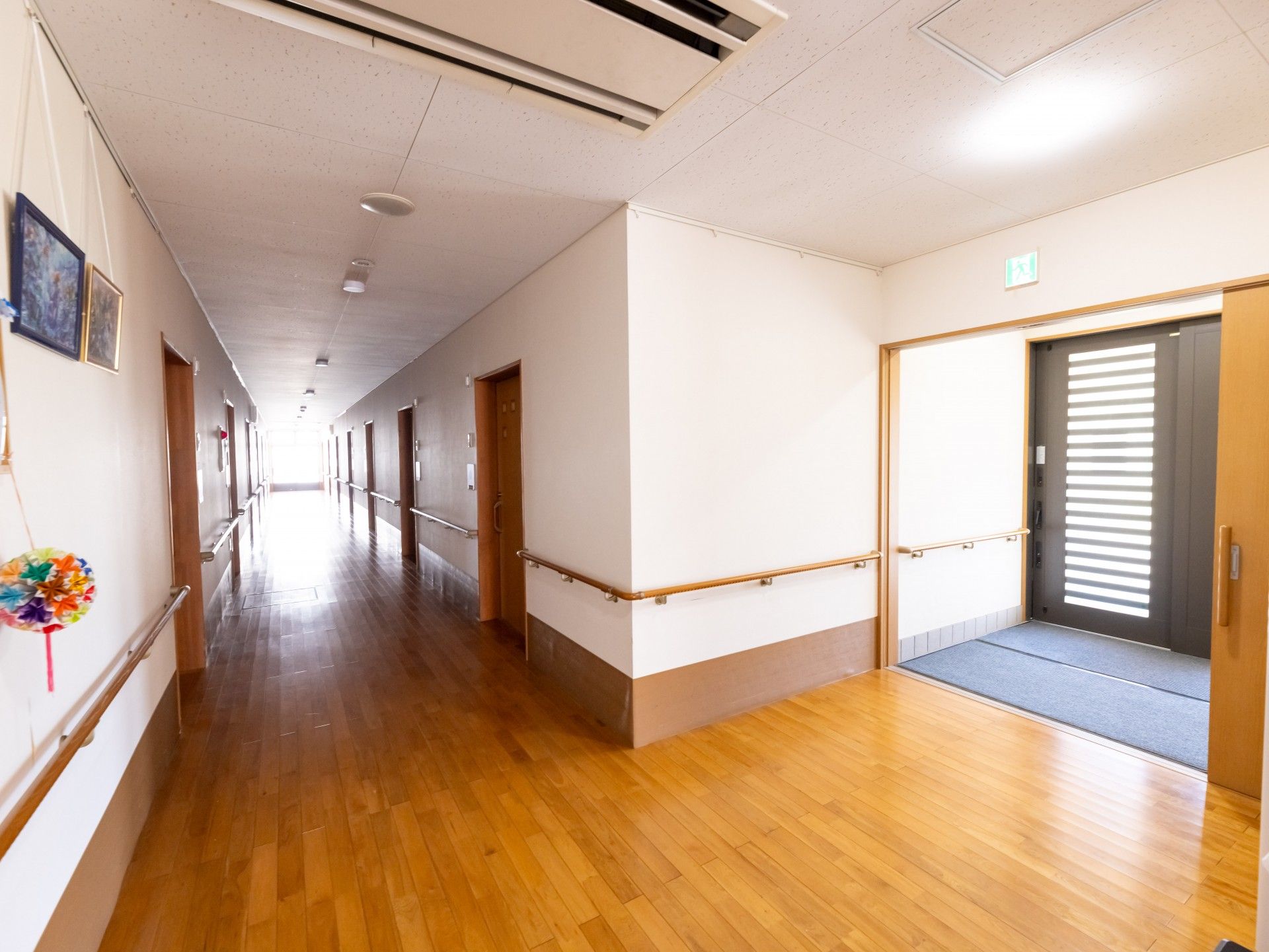 出入り口とつながっている廊下