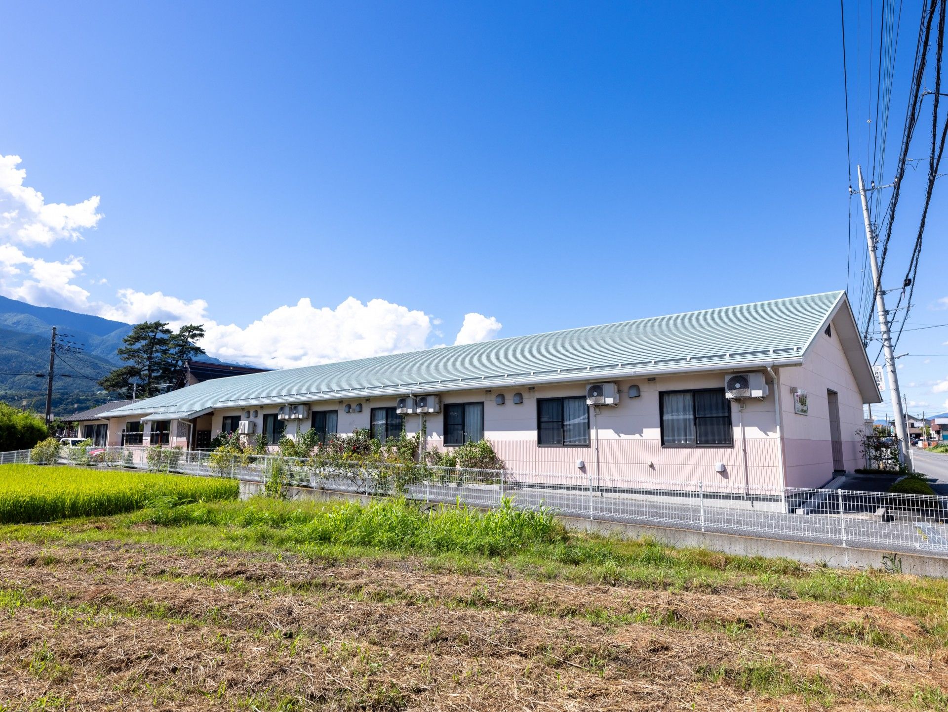 目の前に田んぼがある平屋建ての建物