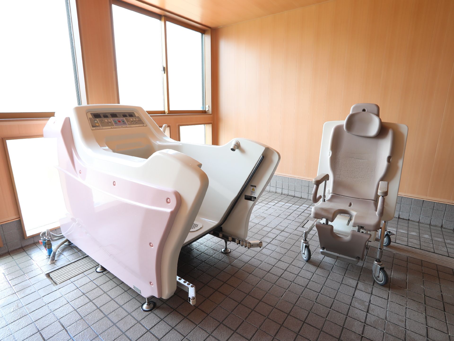 車椅子に乗ったまま入浴できる介助用の浴槽が置かれた広い部屋