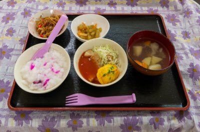 おかゆやオムレツ、焼きそばとふきのとうの煮物