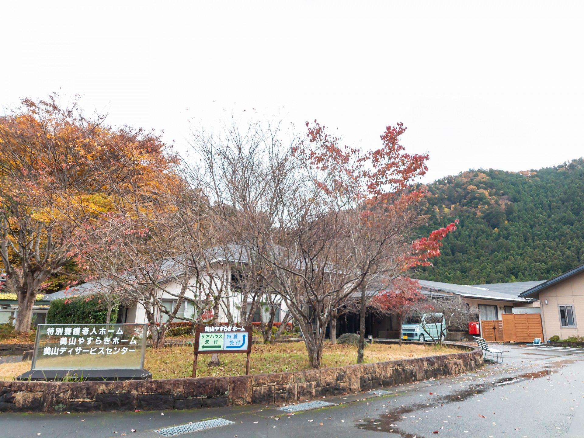 紅葉に囲まれた建物の外観