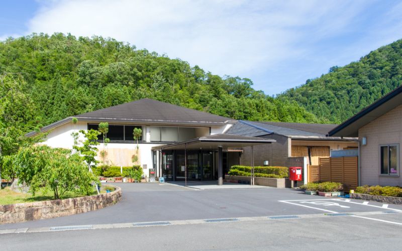 緑に囲まれた建物正面