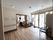奥に部屋が見える建物のエントランス