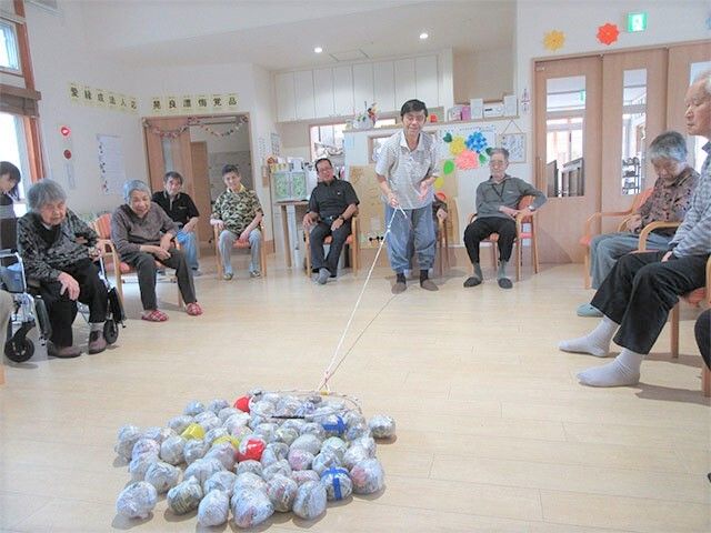新聞紙などで作られた手作りのボールの塊から網を使ってボールをすくうレクリエーションを行っている。