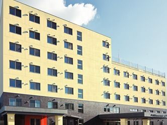 鉄骨造の建物の外観写真。高齢者向け施設を外から写したもの