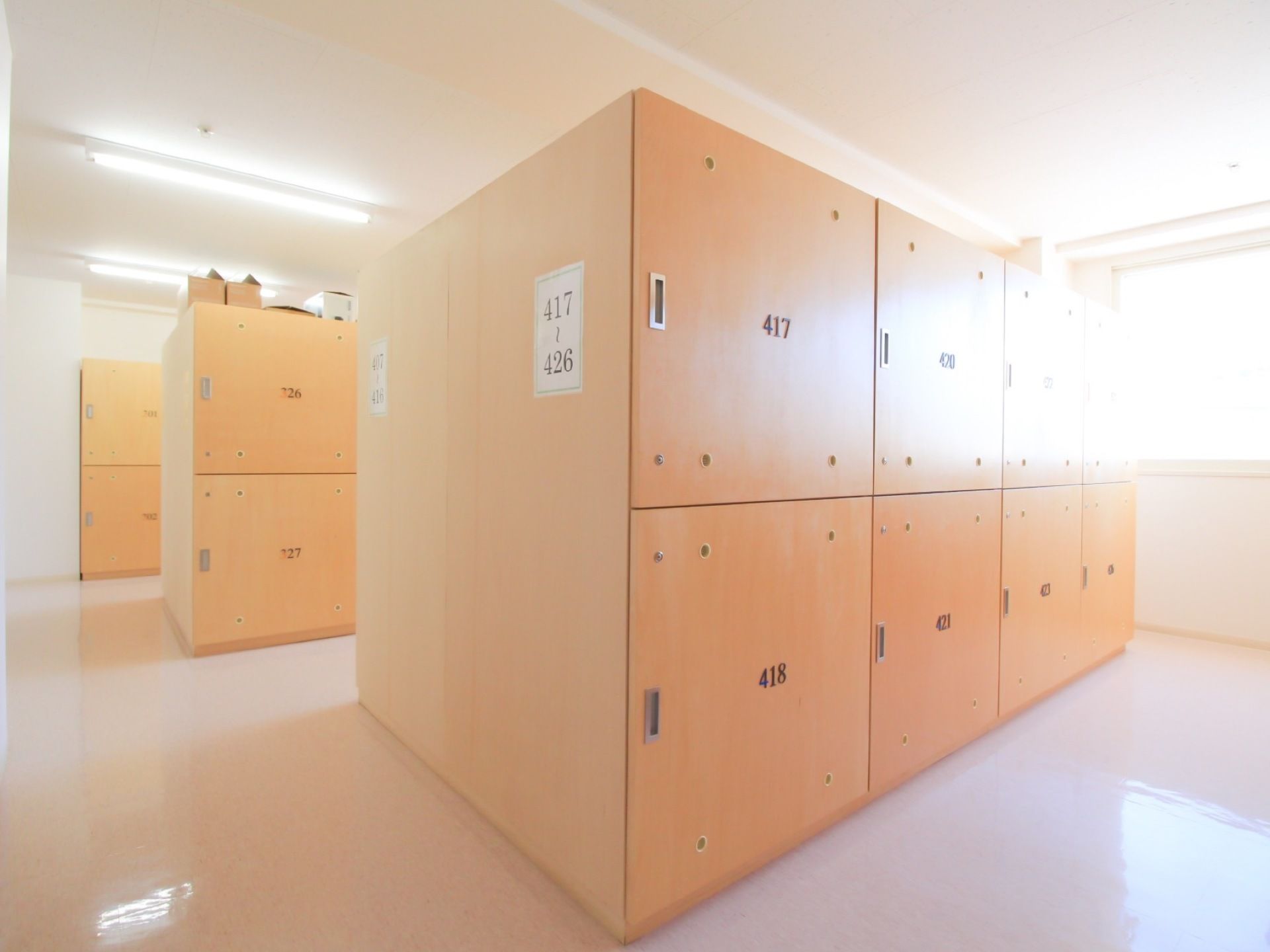 各部屋に収まり切れない荷物を収納するロッカールームを設置している。ロッカーは大きく、多くの物を収納できる。