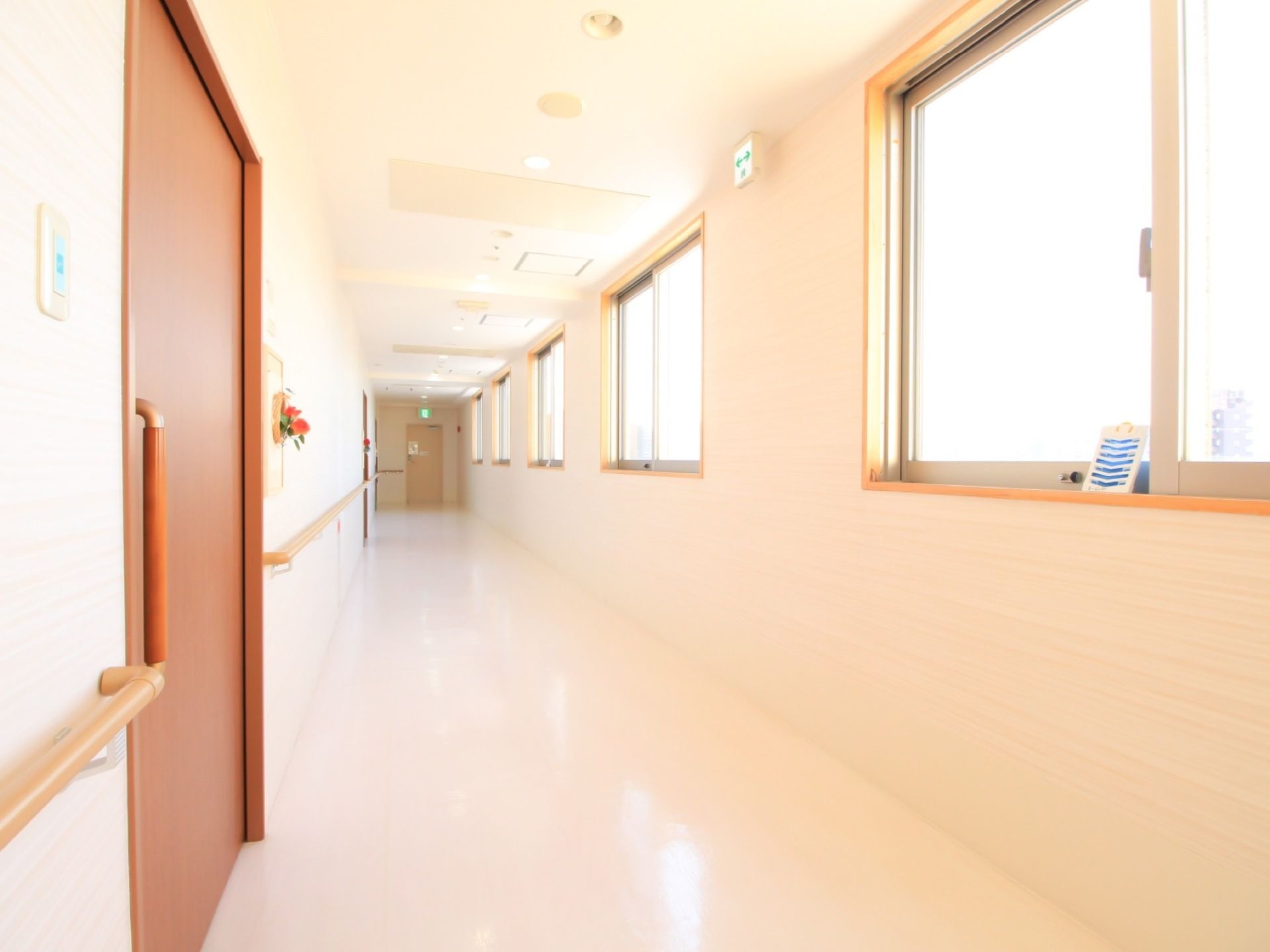 通路幅は広く確保されている。大きな窓が等間隔につけられており、全体がとても明るい。居室の扉は引き戸になっている。
