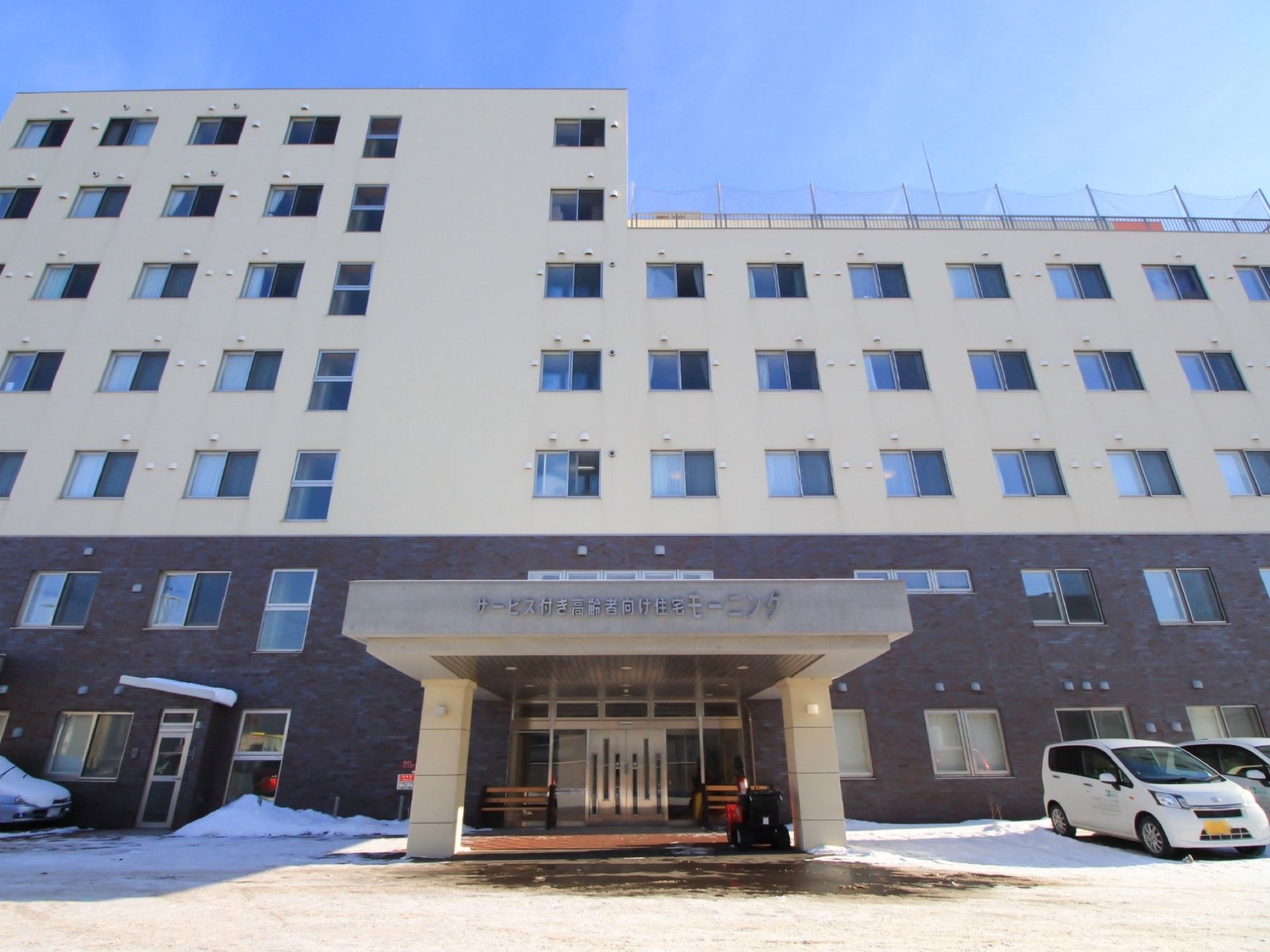 ７階建ての建物で、６階部分には屋上がある。正面入口は広いスペースが確保されており、駐車場が完備されている。