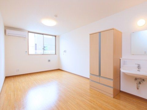 居室には、引き出し付のタンスがもともと設置されており、自宅から持ち込む必要はない。エアコンなど快適に生活できる設備が揃っている。