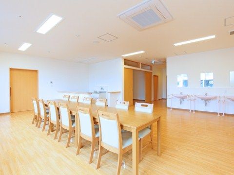 大きなテーブルが設置されており、ご入居者様のコミュニケーションの場になっている食堂。憩いの場として人気である。