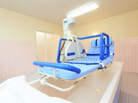 明るく、清潔感のある特殊浴室も完備。通常の入浴が難しい方もスタッフのもと、安心してご利用いただける。