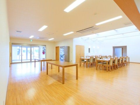開放感のある広々としたロビー。吹き抜けからは外からの光が差し込み、入居者様の集まる憩いの場所になっている。