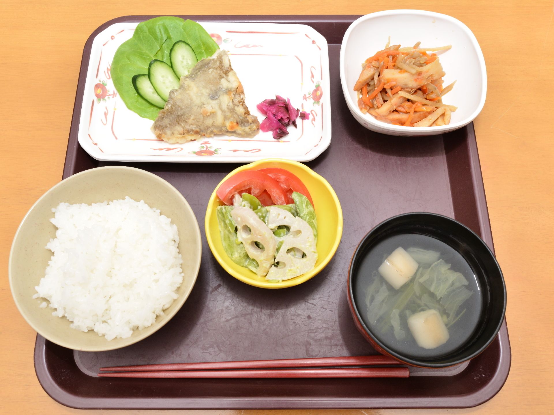 お盆の上に白米とお吸い物、主菜と小鉢に入った副菜が2つの5品が並んでいる。主菜は魚料理で副菜には野菜を沢山使っており栄養バランスが良い。