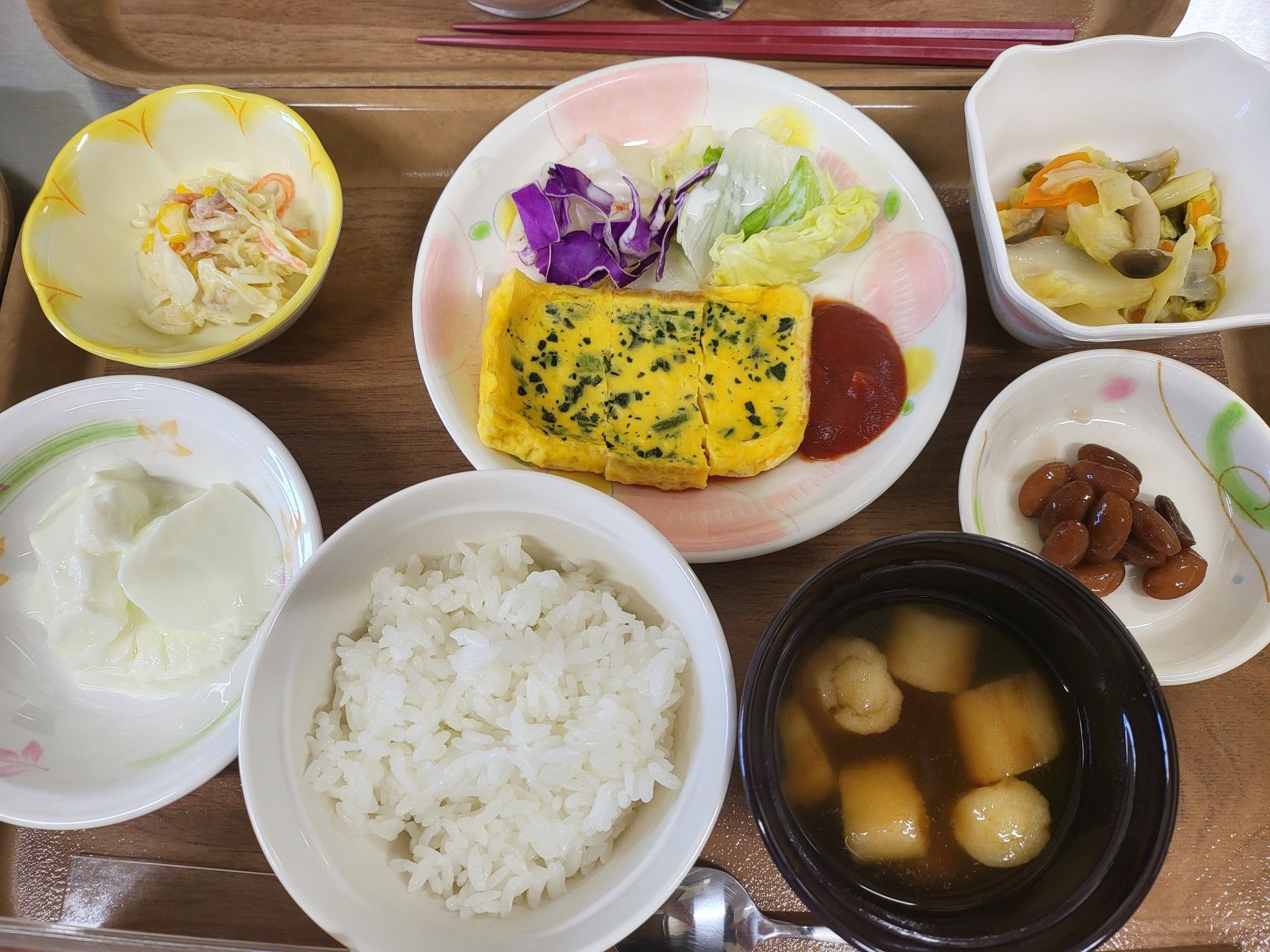 お盆の上に白米とお吸い物、主菜と小鉢に入った副菜が2つの5品が並んでいる。主菜は魚料理で副菜には野菜を沢山使っており栄養バランスが良い。